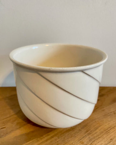 Small swirled pot white